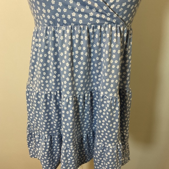 10. Hollister Blue and White Floral Sleeveless Mini Dress Size Small - Picture 4 of 9